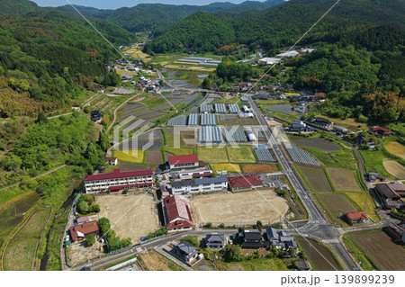 日本の里山集落と水田・ビニールハウスを俯瞰した空撮写真 日本の里山集落と水田・ビニールハウスを俯瞰した空撮写真 139899239