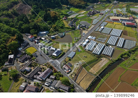 日本の農村集落・水田・ビニールハウスを俯瞰した春の空撮写真 日本の農村集落・水田・ビニールハウスを俯瞰した春の空撮写真 139899246
