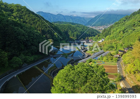 岡山県高梁市の山間に広がる水田と棚田を俯瞰した空撮写真 岡山県高梁市の山間に広がる水田と棚田を俯瞰した空撮写真 139899393