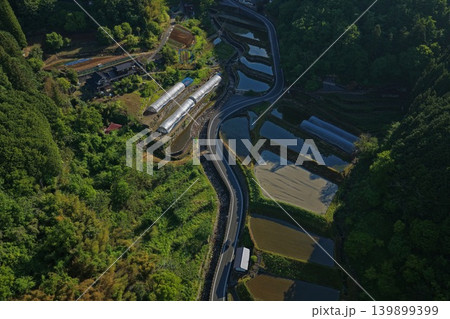 岡山県高梁市の棚田と蛇行する農道を俯瞰した空撮写真 139899399