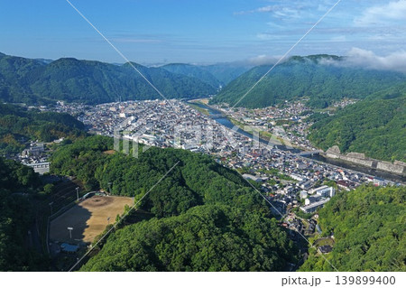 岡山県高梁市の市街地と高梁川を俯瞰した空撮写真 岡山県高梁市の市街地と高梁川を俯瞰した空撮写真 139899400