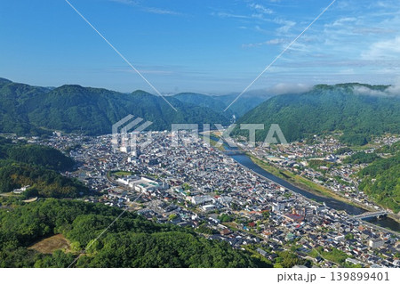 岡山県高梁市の市街地と高梁川を俯瞰した空撮写真 139899401