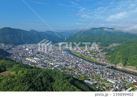 岡山県高梁市の市街地と高梁川を俯瞰した空撮写真 岡山県高梁市の市街地と高梁川を俯瞰した空撮写真 139899402