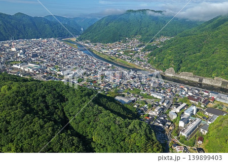 岡山県高梁市の市街地と高梁川を俯瞰した空撮写真 岡山県高梁市の市街地と高梁川を俯瞰した空撮写真 139899403