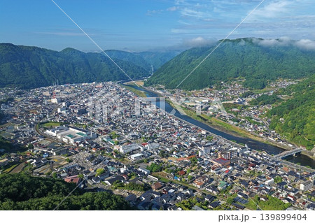 岡山県高梁市の市街地と高梁川を俯瞰した空撮写真 岡山県高梁市の市街地と高梁川を俯瞰した空撮写真 139899404