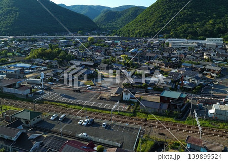 岡山県備前市・伊部駅周辺の住宅街と山並みを捉えた空撮写真 岡山県備前市・伊部駅周辺の住宅街と山並みを捉えた空撮写真 139899524