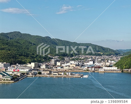 岡山県備前市・片上湾沿岸の市街地を望む空撮写真 139899584