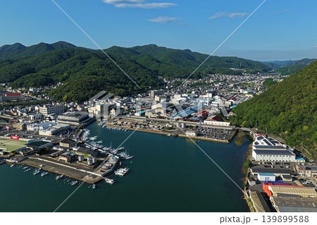 岡山県備前市の片上湾と漁港を俯瞰した空撮写真 岡山県備前市の片上湾と漁港を俯瞰した空撮写真 139899588