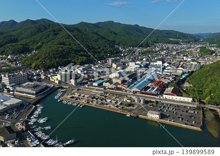 岡山県備前市の漁港と工業地帯を捉えた空撮写真 139899589