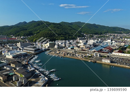 岡山県備前市の片上湾と市街地を捉えた空撮写真 139899590