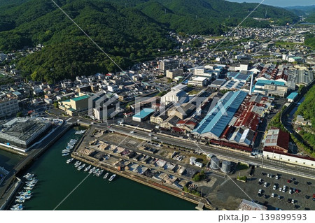 岡山県備前市の漁港と工業地区を俯瞰した空撮写真 139899593