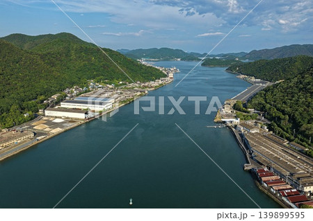 岡山県備前市片上湾の工業港と水路を捉えた空撮写真 139899595
