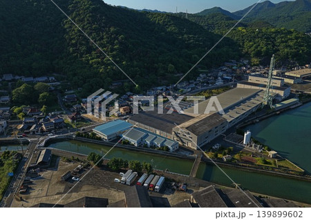 岡山県備前市の水路沿い工業地帯と集落を俯瞰した空撮写真 岡山県備前市の水路沿い工業地帯と集落を俯瞰した空撮写真 139899602