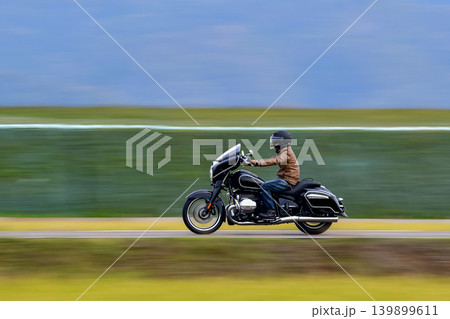 田園風景を駆け抜ける黒いバイクの流し撮り写真 田園風景を駆け抜ける黒いバイクの流し撮り写真 139899611