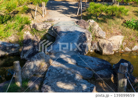 【特別名勝】栗林公園　晩秋の風景　石橋と水路　香川県高松市 139899659