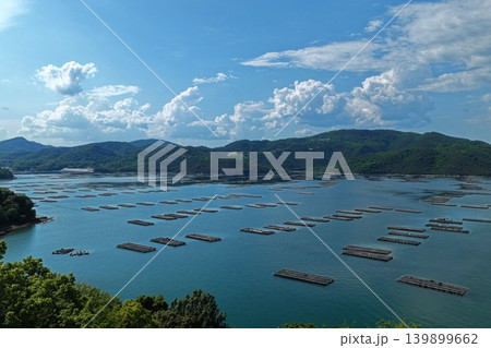 岡山県瀬戸内市虫明湾の牡蠣筏養殖を俯瞰した空撮写真 139899662