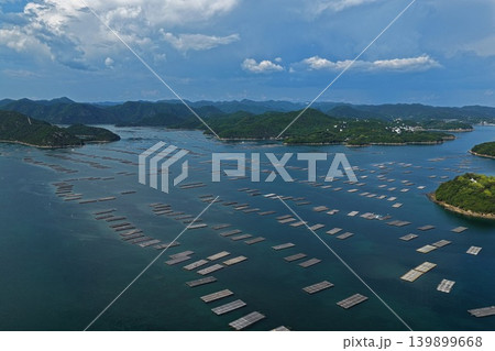 岡山県瀬戸内市邑久町虫明の牡蠣筏を俯瞰した空撮写真 139899668