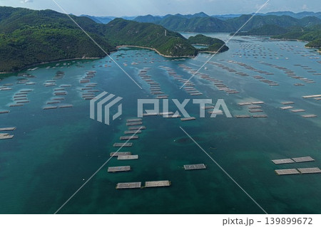 岡山県瀬戸内市邑久町虫明湾の牡蠣筏を俯瞰した空撮写真 岡山県瀬戸内市邑久町虫明湾の牡蠣筏を俯瞰した空撮写真 139899672