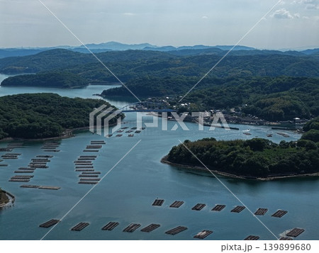 瀬戸内市邑久町虫明の牡蠣筏と島々を俯瞰した空撮写真 139899680