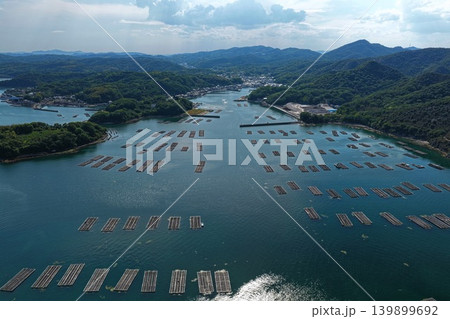 瀬戸内市邑久町虫明の牡蠣筏と瀬戸内海を俯瞰した空撮写真 139899692
