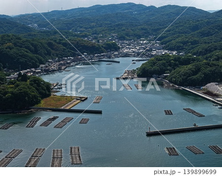 岡山県瀬戸内市邑久町虫明の牡蠣筏と漁村を俯瞰した空撮写真 139899699