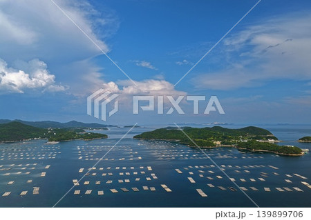 瀬戸内市邑久町虫明の牡蠣筏と島々を俯瞰した空撮写真 瀬戸内市邑久町虫明の牡蠣筏と島々を俯瞰した空撮写真 139899706