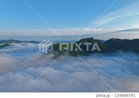 岡山県高梁市・松山城付近の雲海を捉えた空撮写真 139899791