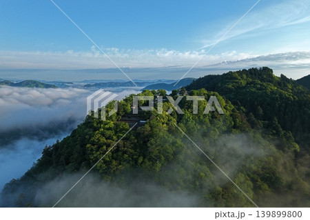 岡山県高梁市・備中松山城付近を雲海とともに捉えた夜明けの空撮写真 岡山県高梁市・備中松山城付近を雲海とともに捉えた夜明けの空撮写真 139899800