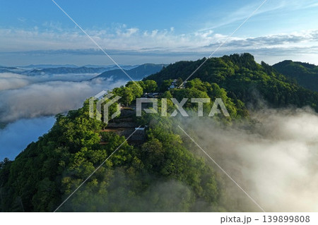 岡山県高梁市・備中松山城跡と雲海を捉えた夜明けの空撮写真 139899808
