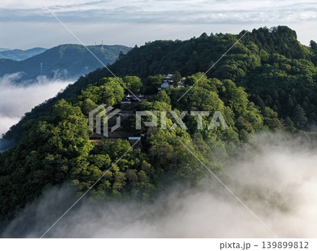 岡山県高梁市・備中松山城周辺を朝霧の雲海とともに俯瞰した空撮写真 139899812