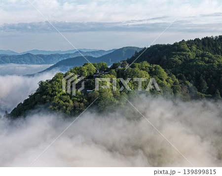 岡山県高梁市・備中松山城を雲海が包む春の夜明けの空撮写真 岡山県高梁市・備中松山城を雲海が包む春の夜明けの空撮写真 139899815