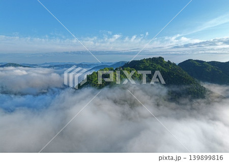 岡山県高梁市・松山城付近の雲海と山頂寺社を捉えた空撮写真 岡山県高梁市・松山城付近の雲海と山頂寺社を捉えた空撮写真 139899816