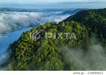 岡山県高梁市・備中松山城を雲海とともに捉えた空撮写真 岡山県高梁市・備中松山城を雲海とともに捉えた空撮写真 139899821