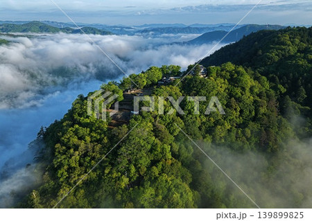 岡山県高梁市・備中松山城と雲海を捉えた早朝の空撮写真 岡山県高梁市・備中松山城と雲海を捉えた早朝の空撮写真 139899825