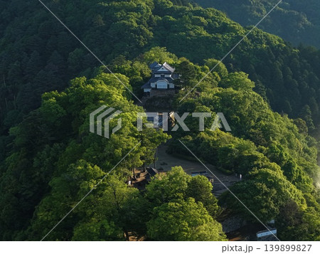 岡山県高梁市・備中松山城を新緑の山頂から俯瞰した空撮写真 139899827