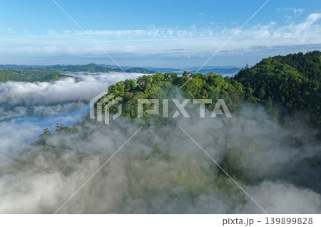 岡山県高梁市・備中松山城付近の雲海を捉えた空撮写真 岡山県高梁市・備中松山城付近の雲海を捉えた空撮写真 139899828