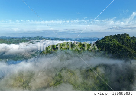 岡山県高梁市・松山城付近の雲海と緑の山々を捉えた空撮写真 岡山県高梁市・松山城付近の雲海と緑の山々を捉えた空撮写真 139899830