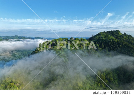 岡山県高梁市・備中松山城付近の雲海と新緑山並みを捉えた空撮写真 岡山県高梁市・備中松山城付近の雲海と新緑山並みを捉えた空撮写真 139899832