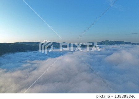 岡山県高梁市の山間部に広がる雲海を捉えた夜明けの空撮写真 岡山県高梁市の山間部に広がる雲海を捉えた夜明けの空撮写真 139899840