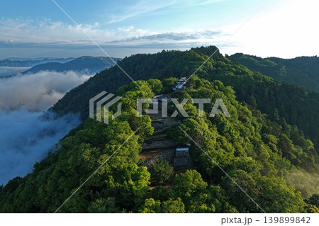 岡山県高梁市・備中松山城跡を雲海とともに捉えた空撮写真 岡山県高梁市・備中松山城跡を雲海とともに捉えた空撮写真 139899842