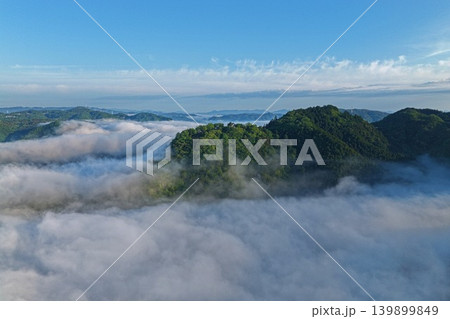 岡山県高梁市・松山城付近の山々と雲海を捉えた空撮写真 岡山県高梁市・松山城付近の山々と雲海を捉えた空撮写真 139899849