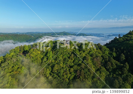 岡山県高梁市・備中松山城周辺の雲海と山城を俯瞰した空撮写真 岡山県高梁市・備中松山城周辺の雲海と山城を俯瞰した空撮写真 139899852