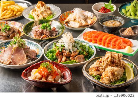 居酒屋メニュー集合 人気料理が並ぶ和風居酒屋テーブル 居酒屋メニュー集合 人気料理が並ぶ和風居酒屋テーブル 139900022