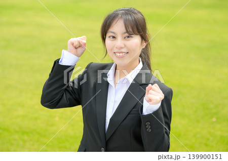 ガッツポーズをする20代日本人女性会社員 139900151