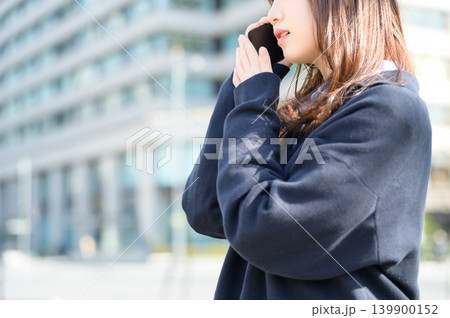 スマートフォンで通話する日本人女子高生 スマートフォンで通話する日本人女子高生 139900152