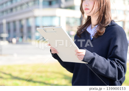 クリップボードを確認する日本人女子高生 クリップボードを確認する日本人女子高生 139900153