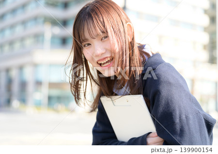 クリップボードを持つ笑顔の日本人女子高生 クリップボードを持つ笑顔の日本人女子高生 139900154