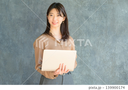 ノートパソコンを持つ日本人女性ビジネスパーソン 139900174