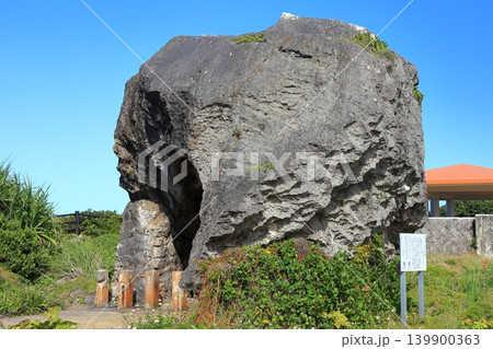 【沖縄県】快晴の宮古島のマムヤの墓（東平安名崎） 139900363