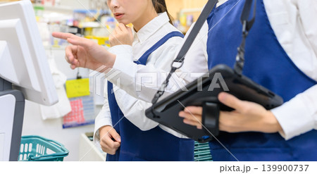 レジ係の女性と男性 レジ係の女性と男性 139900737